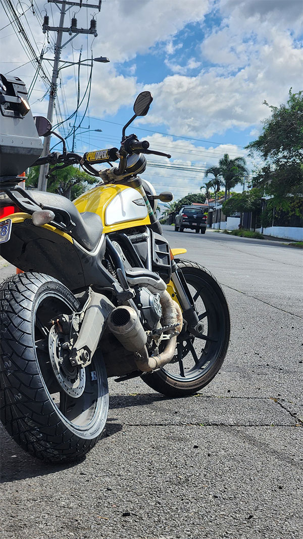 motocicleta con llantas nuevas infladas con nitrógeno