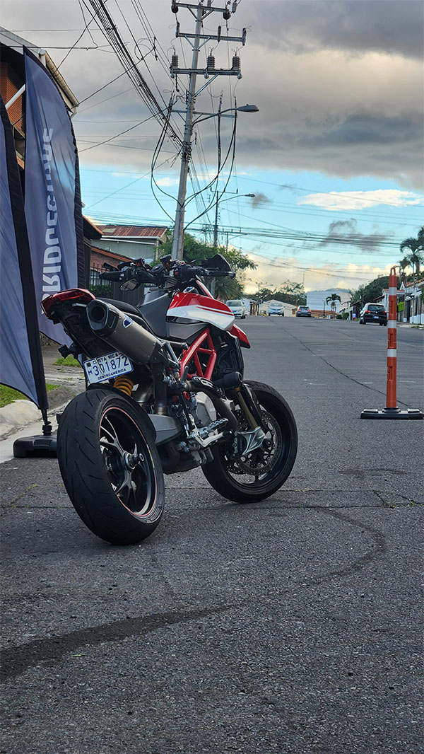 motocicleta con llantas nuevas