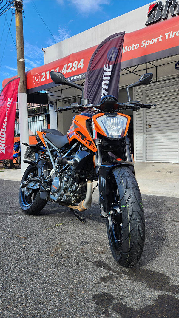 motocicleta con llantas nuevas